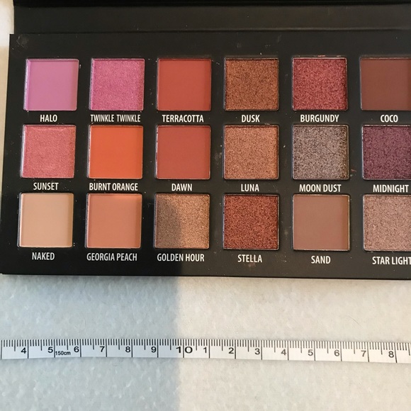 Kab Cosmetics shadow palette - Picture 1 of 3